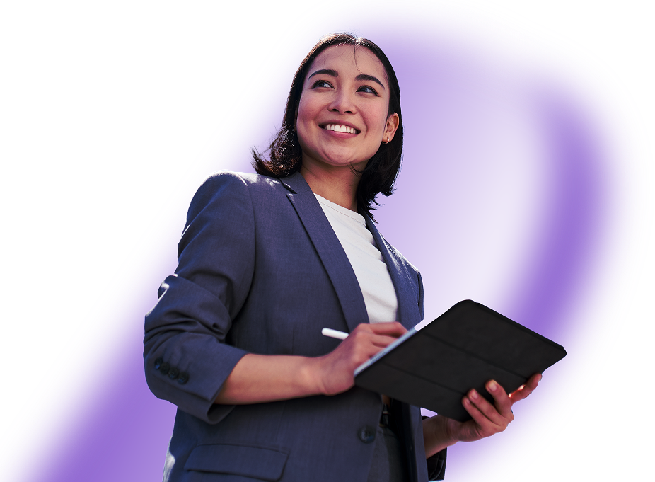Mujer validando cifras de pauta desde tablet